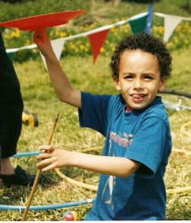 Learnig plate spinning at a Kris Katchit circus workshop