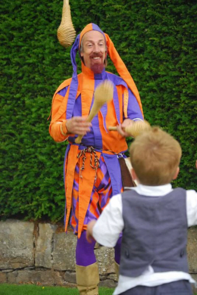 Kris Katchit entertains with juggling at a wedding